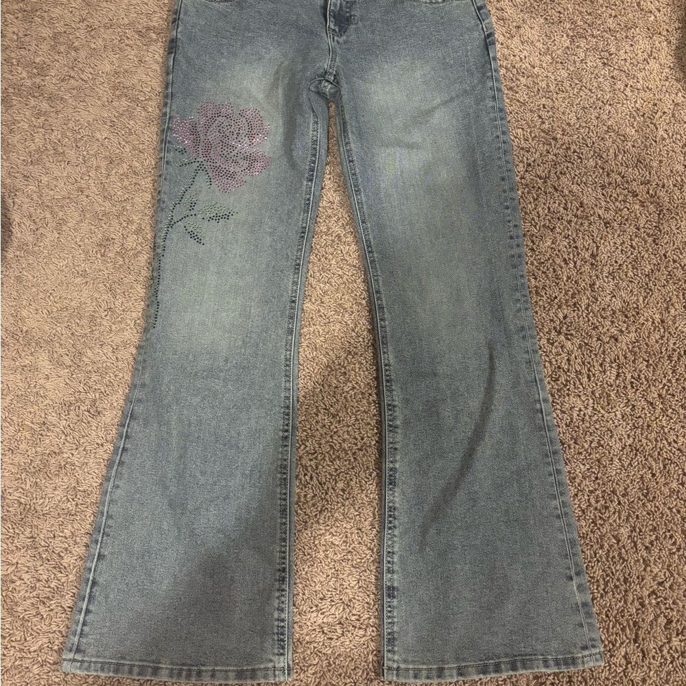 Elegant Flare Jeans with Rose Detail